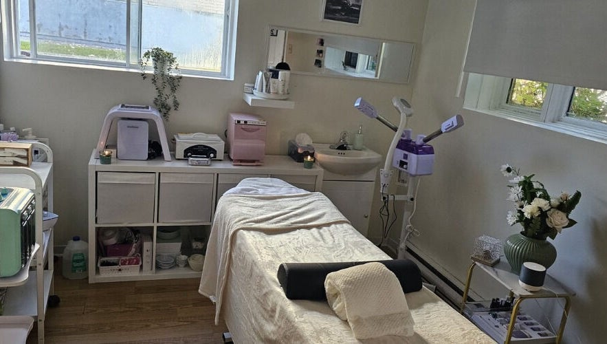 Salle de soin paisible chez nedjskincare à Montréal, Québec, CA, avec équipement moderne et décoration apaisante.