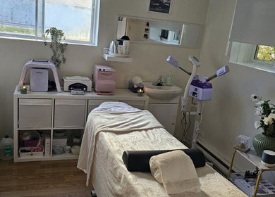 Salle de soin paisible chez nedjskincare à Montréal, Québec, CA, avec équipement moderne et décoration apaisante.
