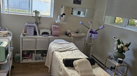 Salle de soin paisible chez nedjskincare à Montréal, Québec, CA, avec équipement moderne et décoration apaisante.