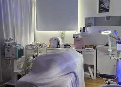 Salle de soin chez nedjskincare, Montréal, Québec, CA, avec équipements modernes et lumière apaisante.
