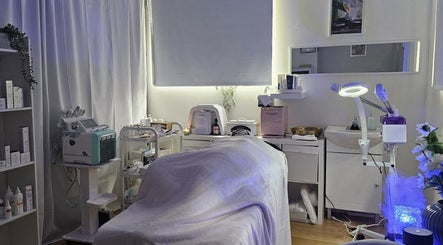 Salle de soin chez nedjskincare, Montréal, Québec, CA, avec équipements modernes et lumière apaisante.