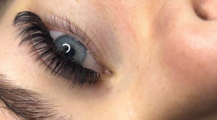 Lashes and Brows by Megan Bild 3