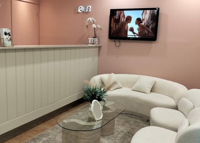 Lounge area at Miki Japanese Massage in North Sydney, New South Wales, AU with cozy seating and soft lighting.