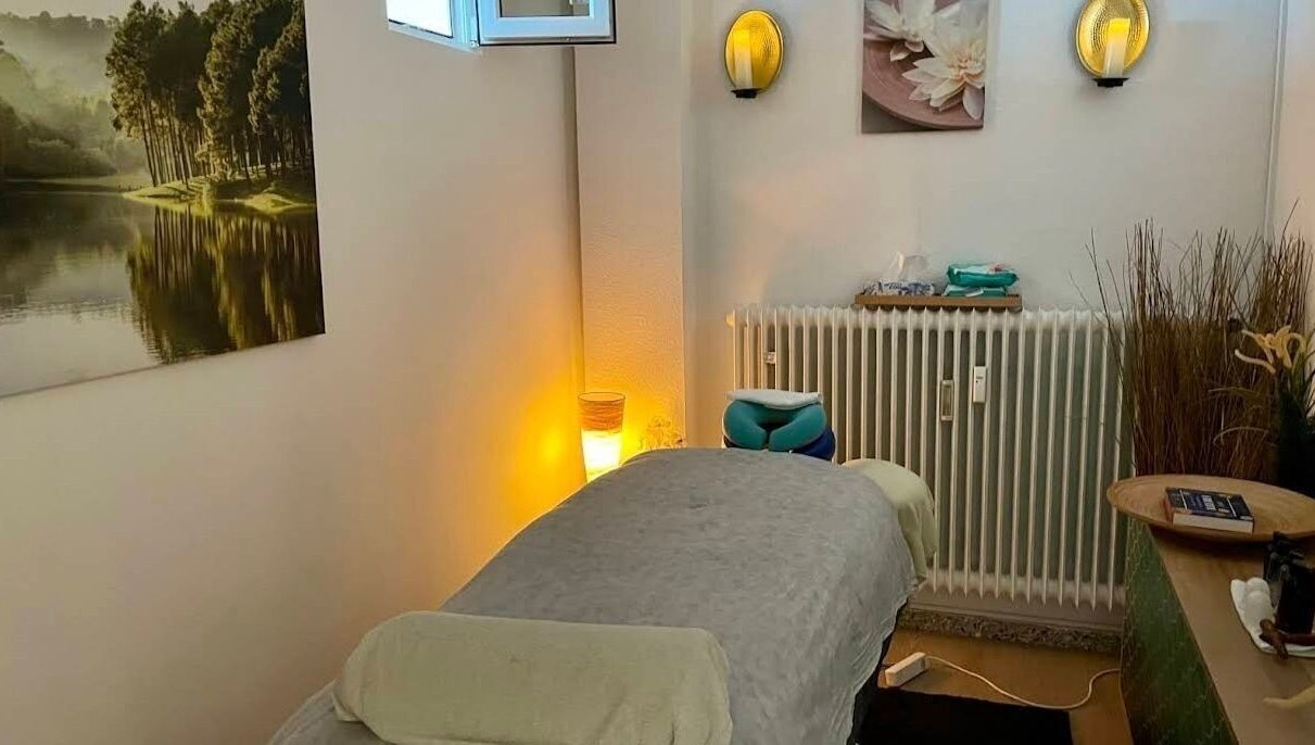 Cozy massage room at Chris Massages in Berlin, Berlin, DE with soft lighting and calming decor.