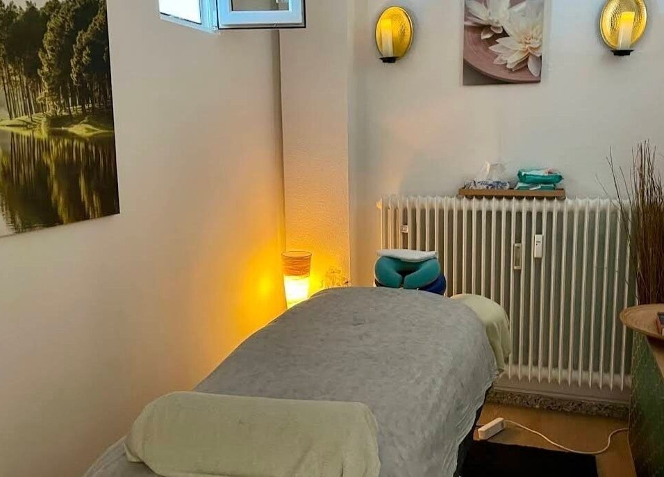 Cozy massage room at Chris Massages in Berlin, Berlin, DE with soft lighting and calming decor.