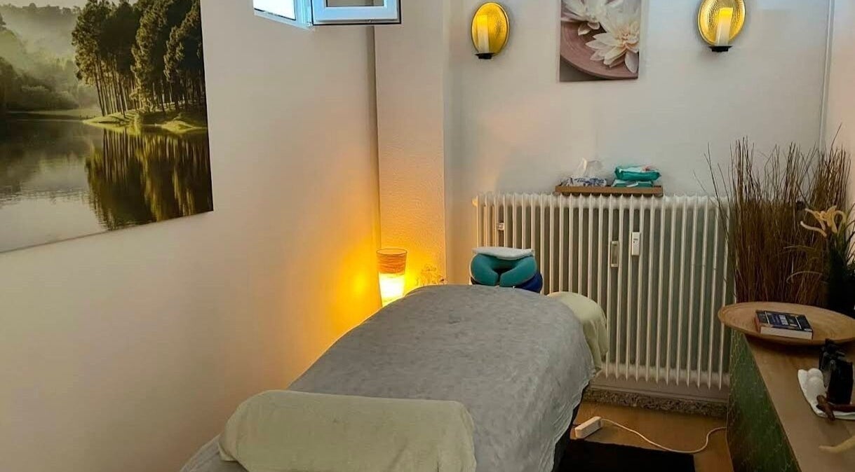 Cozy massage room at Chris Massages in Berlin, Berlin, DE with soft lighting and calming decor.