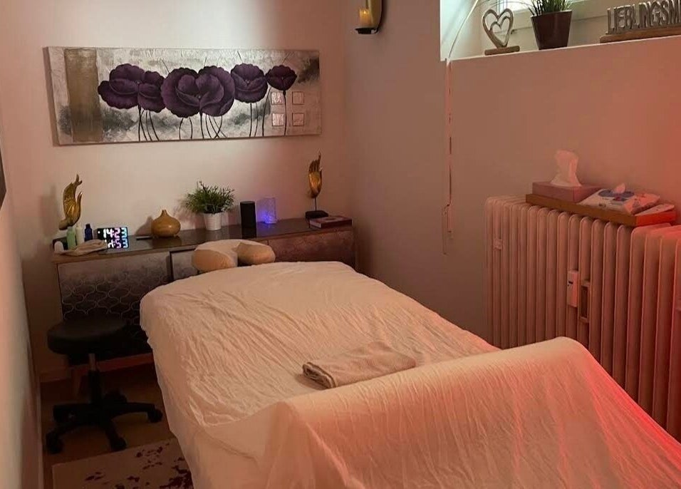 Relaxing massage room at Chris Massages, Berlin, Berlin, DE with calming décor and ambient lighting.