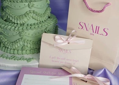 Elegant green cake and Snails gift cards in Riyadh, Riyadh Province, SA for special occasions.