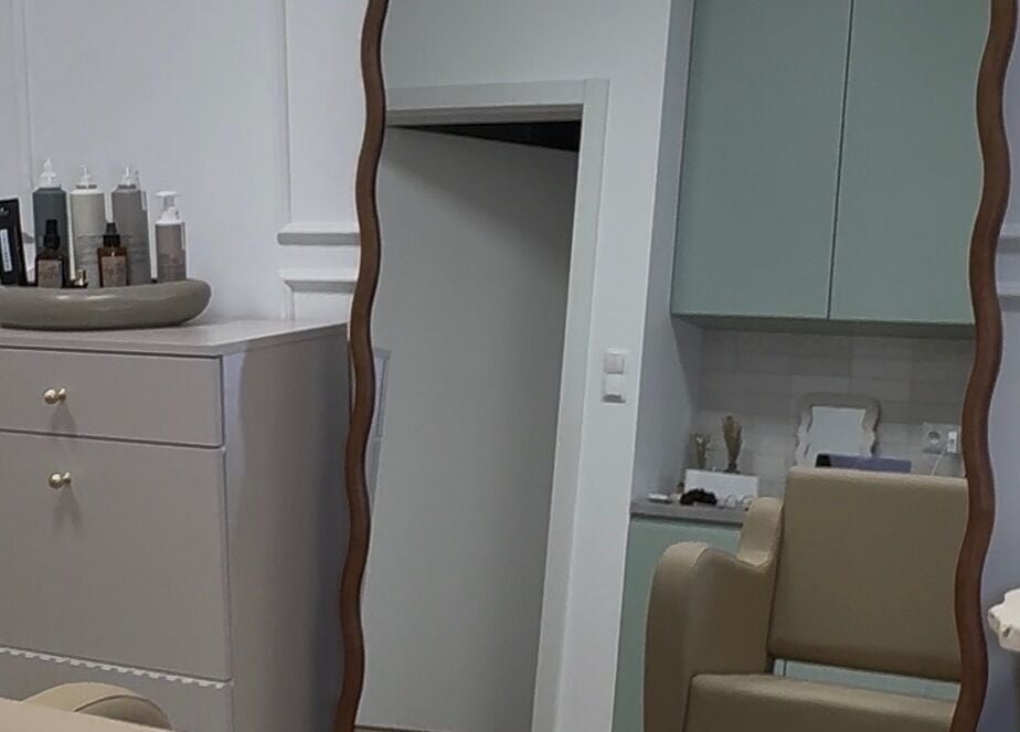 Stylowe wnętrze Waves Studio w Andrychowie, Województwo Małopolskie, PL z ozdobnym lustrem i kosmetykami.