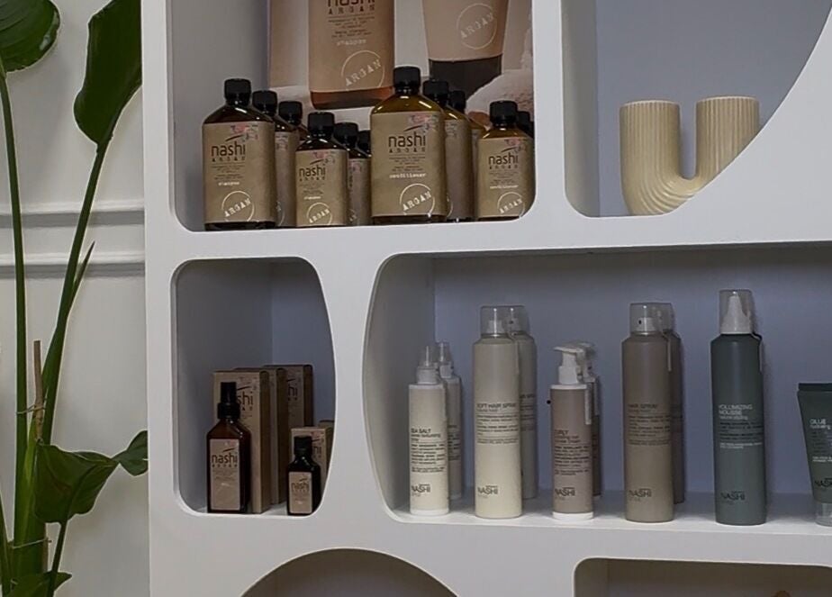 Produkty pielęgnacyjne na półkach w Waves Studio, Andrychów, Województwo Małopolskie, PL