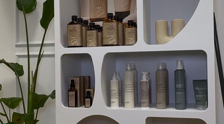 Produkty pielęgnacyjne na półkach w Waves Studio, Andrychów, Województwo Małopolskie, PL
