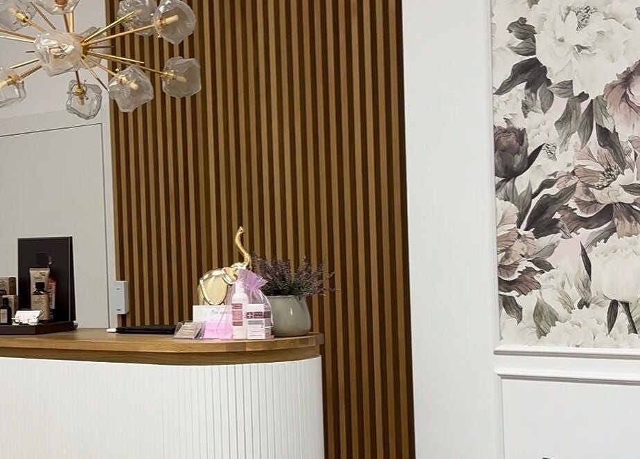 Recepcja w Waves Studio, Andrychów, Województwo Małopolskie, PL z elegancką tapetą i nowoczesnym oświetleniem.