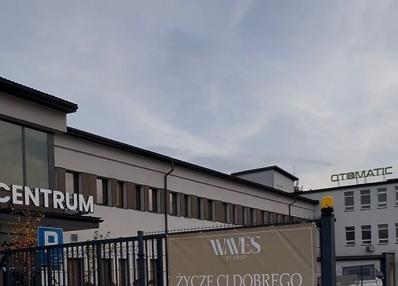 Fasada Waves Studio w Andrychów, Województwo Małopolskie, PL, nowoczesny budynek centrum wellness.