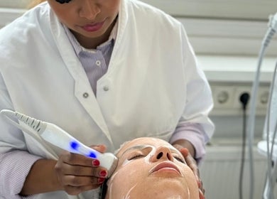 Gezichtsbehandeling bij Natalia Beauty & Smoothie in Delft, Zuid-holland, NL met moderne apparatuur.