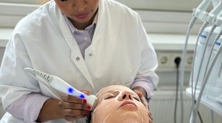 Gezichtsbehandeling bij Natalia Beauty & Smoothie in Delft, Zuid-holland, NL met moderne apparatuur.