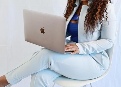 Vrouw ontspannen met laptop bij Natalia Beauty & Smoothie in Delft, Zuid-holland, NL.