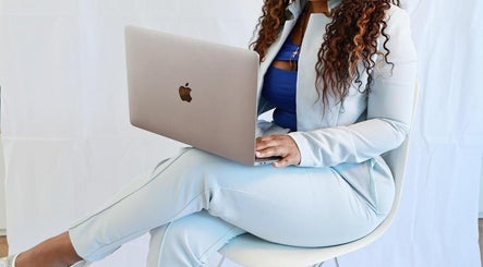 Vrouw ontspannen met laptop bij Natalia Beauty & Smoothie in Delft, Zuid-holland, NL.