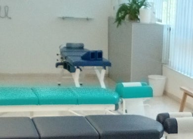 Sala trattamenti di Centro Quiropráctico Oliva a Oliva, Comunidad Valenciana, ES, con lettini specializzati.