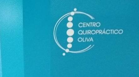 Logo del Centro Quiropráctico Oliva en Oliva, Comunidad Valenciana, ES, sobre fondo azul.