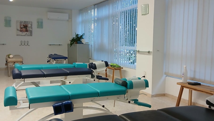Interior de Centro Quiropráctico Oliva en Oliva, Comunidad Valenciana, ES, mostrando modernas camillas de tratamiento.