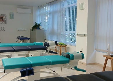 Interior de Centro Quiropráctico Oliva en Oliva, Comunidad Valenciana, ES, mostrando modernas camillas de tratamiento.