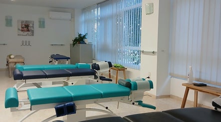 Interior de Centro Quiropráctico Oliva en Oliva, Comunidad Valenciana, ES, mostrando modernas camillas de tratamiento.