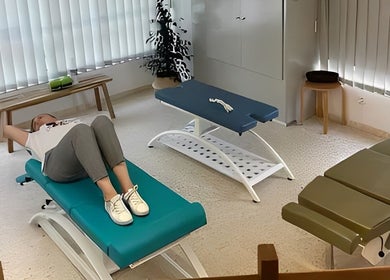 Sala de tratamiento en Centro Quiropráctico Oliva, Oliva, Comunidad Valenciana, ES, con camillas modernas.