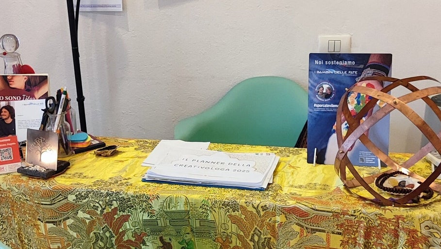 Reception accogliente di La Magia dell'Anima a La Spezia, Liguria, IT con decorazioni e materiali promozionali.