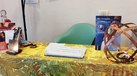Reception accogliente di La Magia dell'Anima a La Spezia, Liguria, IT con decorazioni e materiali promozionali.
