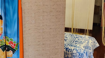 Interno decorato di La Magia dell'Anima, La Spezia, Liguria, IT. Atmosfera rilassante con dettagli vibranti.