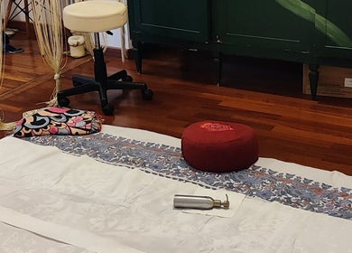 Interno accogliente di La Magia dell'Anima, La Spezia, Liguria, IT, con cuscino e tessuti per il relax.