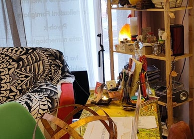 Interno accogliente di La Magia dell'Anima, La Spezia, Liguria, IT con decorazioni vivaci e arredi eleganti.