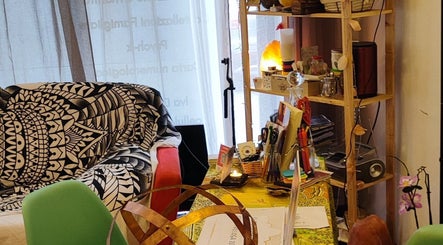 Interno accogliente di La Magia dell'Anima, La Spezia, Liguria, IT con decorazioni vivaci e arredi eleganti.