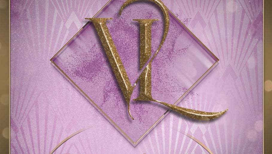 Logotipo dorado de V&L Beauty Studio sobre fondo violeta en Ituzaingó, Provincia De Buenos Aires, AR.