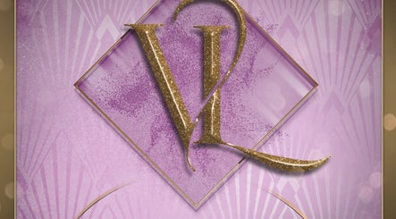 Logotipo dorado de V&L Beauty Studio sobre fondo violeta en Ituzaingó, Provincia De Buenos Aires, AR.