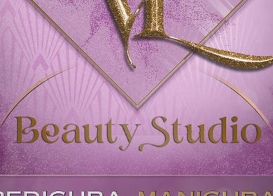 Logotipo elegante de V&L Beauty Studio con fondo rosa y detalles dorados en Ituzaingó, Provincia De Buenos Aires, AR.