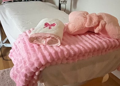 Letto spa con coperte rosa a Sonia-Skin Perfection, Bäretswil, Zürich, CH per rilassamento perfetto.