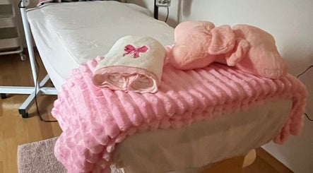 Letto spa con coperte rosa a Sonia-Skin Perfection, Bäretswil, Zürich, CH per rilassamento perfetto.