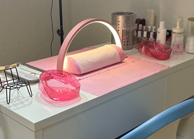 Tavolo manicure illuminato presso Sonia-Skin Perfection a Bäretswil, Zürich, CH.
