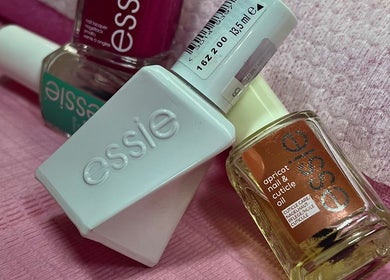 Essie nail care prodotti a Sonia-Skin Perfection, Bäretswil, Zürich, CH su tovaglietta rosa.