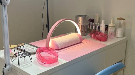 Postazione manicure con delicato illuminazione a Sonia-Skin Perfection, Bäretswil, Zürich, CH.