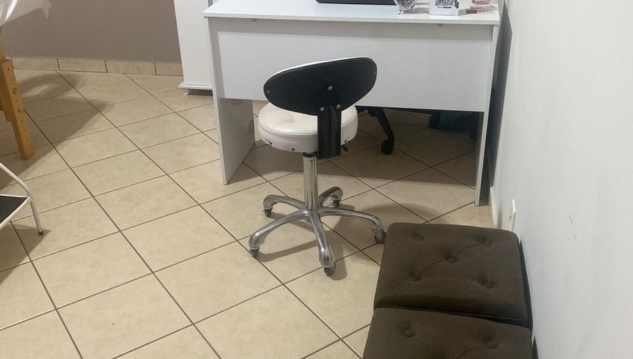 Sala de atendimento em Thaís Massoterapia, São Paulo, São Paulo, BR, com cadeira ajustável e mesa moderna.