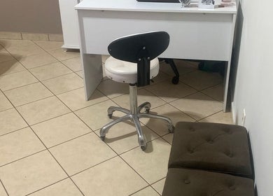 Sala de atendimento em Thaís Massoterapia, São Paulo, São Paulo, BR, com cadeira ajustável e mesa moderna.