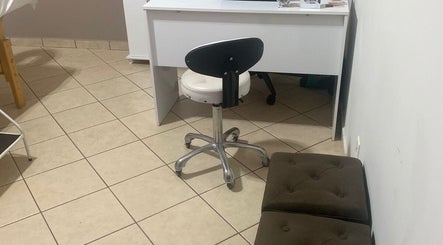 Sala de atendimento em Thaís Massoterapia, São Paulo, São Paulo, BR, com cadeira ajustável e mesa moderna.