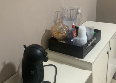 Cantinho de café acolhedor em Thaís Massoterapia, São Paulo, São Paulo, BR, com xícaras e cafeteira.
