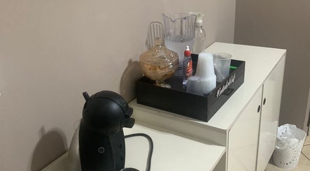 Cantinho de café acolhedor em Thaís Massoterapia, São Paulo, São Paulo, BR, com xícaras e cafeteira.