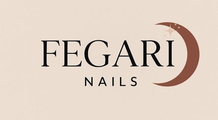 Logotipo de Fegari Nails, salón en Panamá, Provincia De Panamá, PA, con diseño de luna y estrellas.