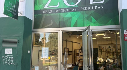 Entrada de ZOE SALON DE UÑAS en Alicante, Comunidad Valenciana, ES vista desde el exterior.