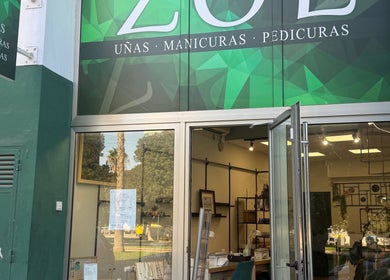 Fachada de ZOE SALON DE UÑAS en Alicante, Comunidad Valenciana, ES, destacando su entrada moderna.