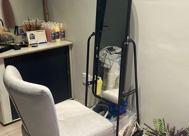 Cozy salon corner at Yeu’s Sisterlocs in Kempton Park, Gauteng, ZA featuring a chic mirror and elegant decor.